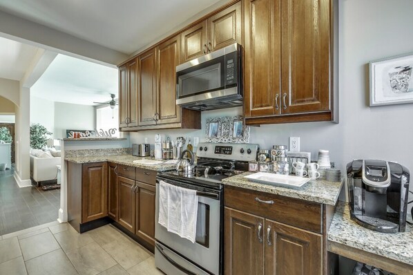 Grand réfrigérateur, micro-ondes, four, plaque de cuisson