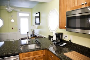 Kjøleskap, mikrobølgeovn, kokeplater og oppvaskmaskin