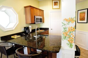 Kjøleskap, mikrobølgeovn, kokeplater og oppvaskmaskin