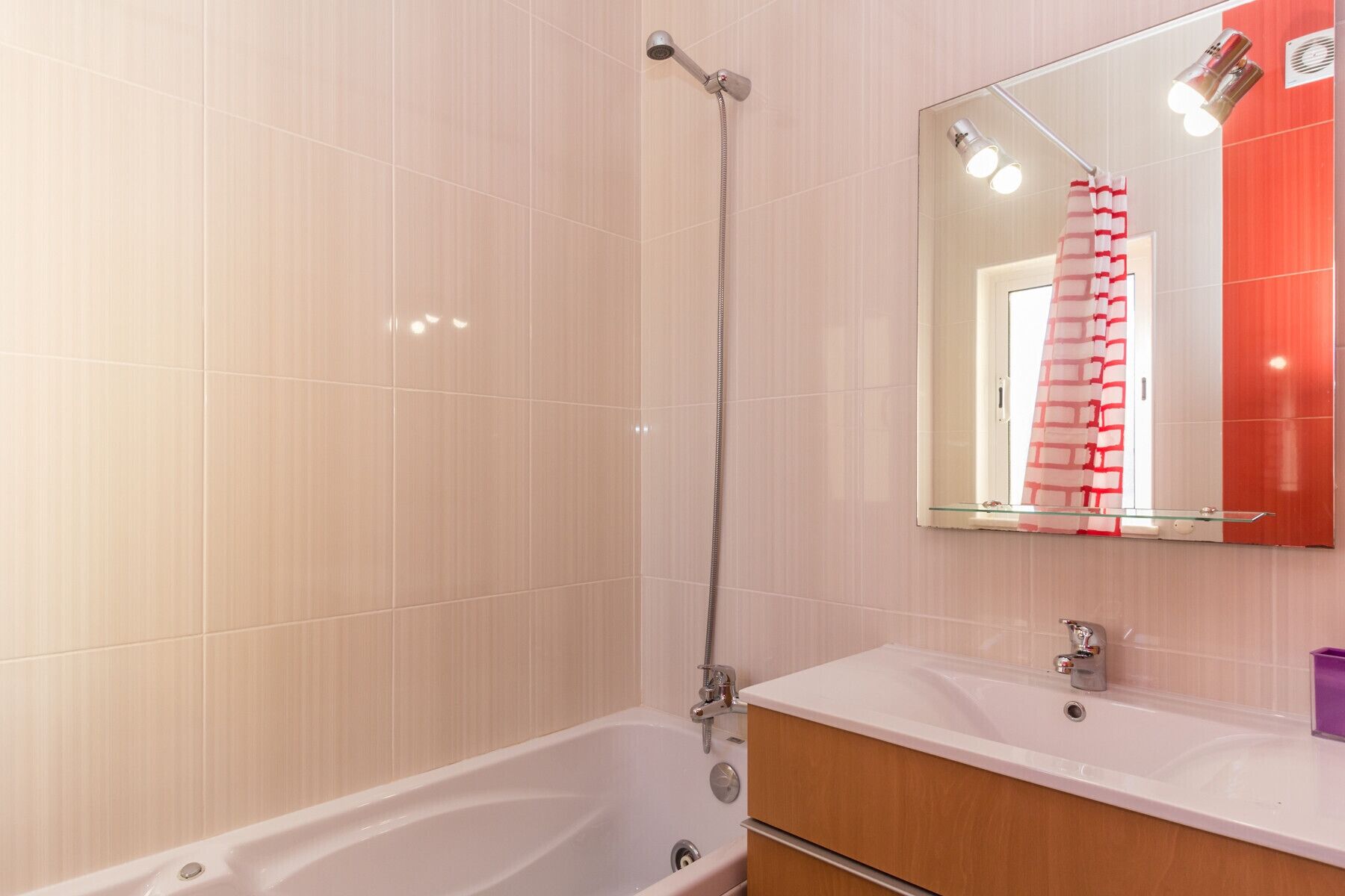 Un baño con bañera, ducha, lavabo y espejo.