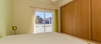 3 bedroom villa with private pool and Wi-Fi by AlgarveManta (25V3)