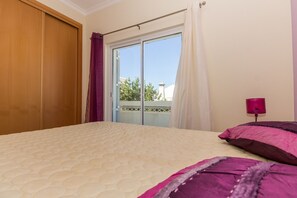 3 slaapkamers, een strijkplank/strijkijzer, gratis wifi, beddengoed