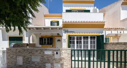 3 bedroom villa with patio and WIFI by AlgarveManta (55V3)