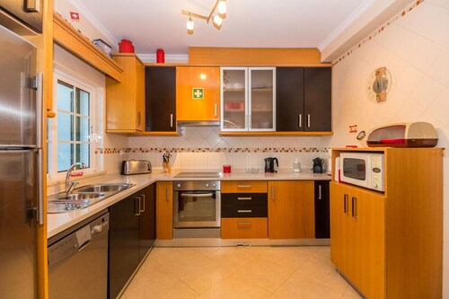 3 bedroom villa with patio and WIFI by AlgarveManta (55V3)