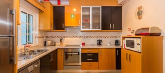 3 bedroom villa with patio and WIFI by AlgarveManta (55V3)