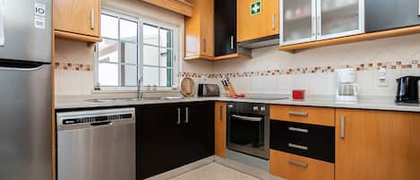 Kühlschrank, Mikrowelle, Ofen, Geschirrspüler