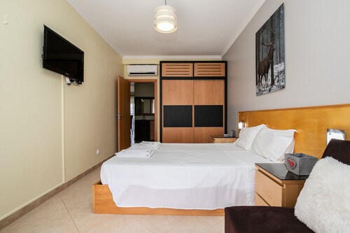 3 bedroom villa with patio and WIFI by AlgarveManta (55V3)
