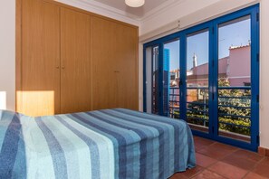 3 makuuhuonetta, silitysrauta/-lauta, ilmainen Wi-Fi, vuodevaatteet