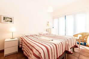 3 bedrooms, iron/ironing board, free WiFi, bed sheets - 3 bedroom villa with garden and Wi-Fi by ALGARVEMANTA (56V3) (Manta Rota)
