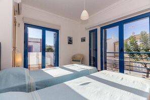 3 bedrooms, iron/ironing board, free WiFi, bed sheets - 3 bedroom villa with garden and Wi-Fi by ALGARVEMANTA (56V3) (Manta Rota)