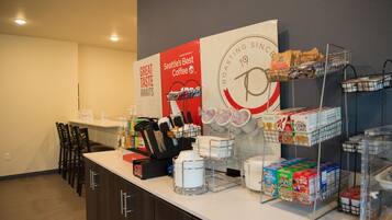 Un buffet pour le petit-déjeuner proposant divers aliments et un espace dédié aux boissons chaudes.