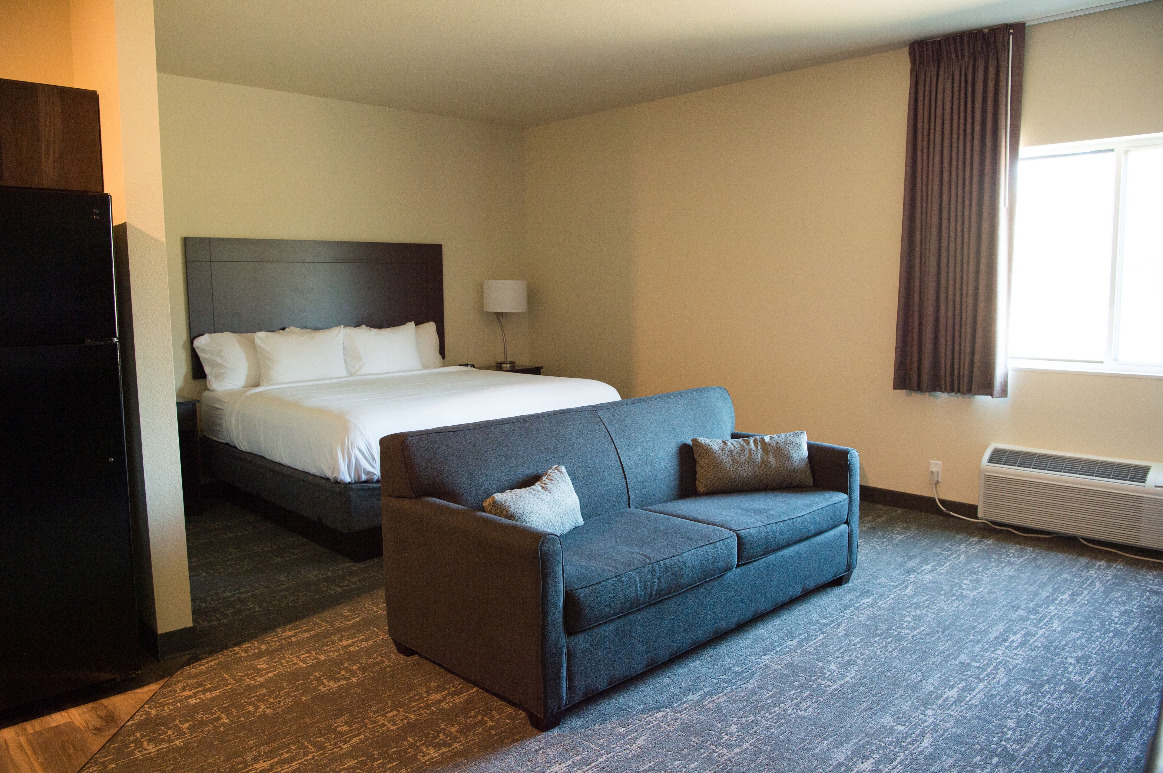 single king suite, accessible shower, non smoking | premium bedding, pillow-top beds, in-room safe, desk