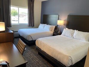 Sengetøy av topp kvalitet, senger med overmadrass og safe på rommet