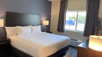 Premium-sengetøj, senge med topmadrasser, pengeskab på værelset