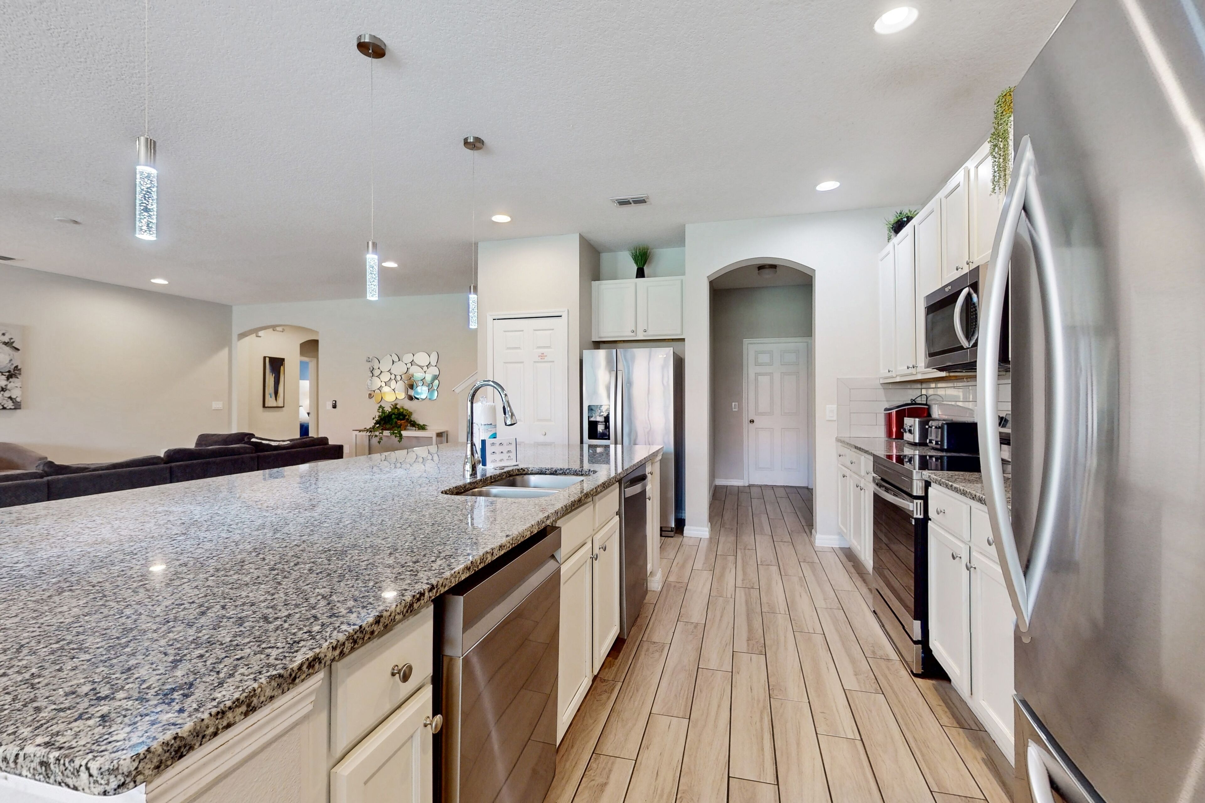 Kylskåp, mikrovågsugn, ugn och spishäll