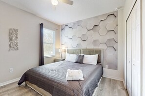 14 bedrooms, free Internet, bed sheets - Dog-friendly corner lot home with private pool, theater room, and resort access (Davenport)