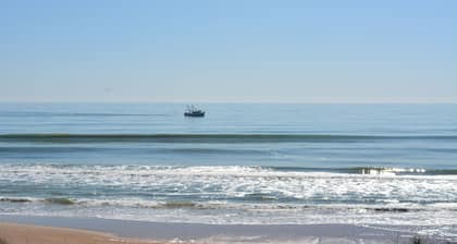 Tilava koti, josta on esteetön merinäköala ja ääni pääsy askeleen päässä