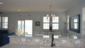 Smart TV, Netflix, Hulu, DVD player