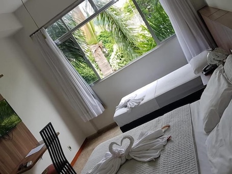 Minibar, desk, free WiFi, bed sheets. Hotel Imperial De Carangola