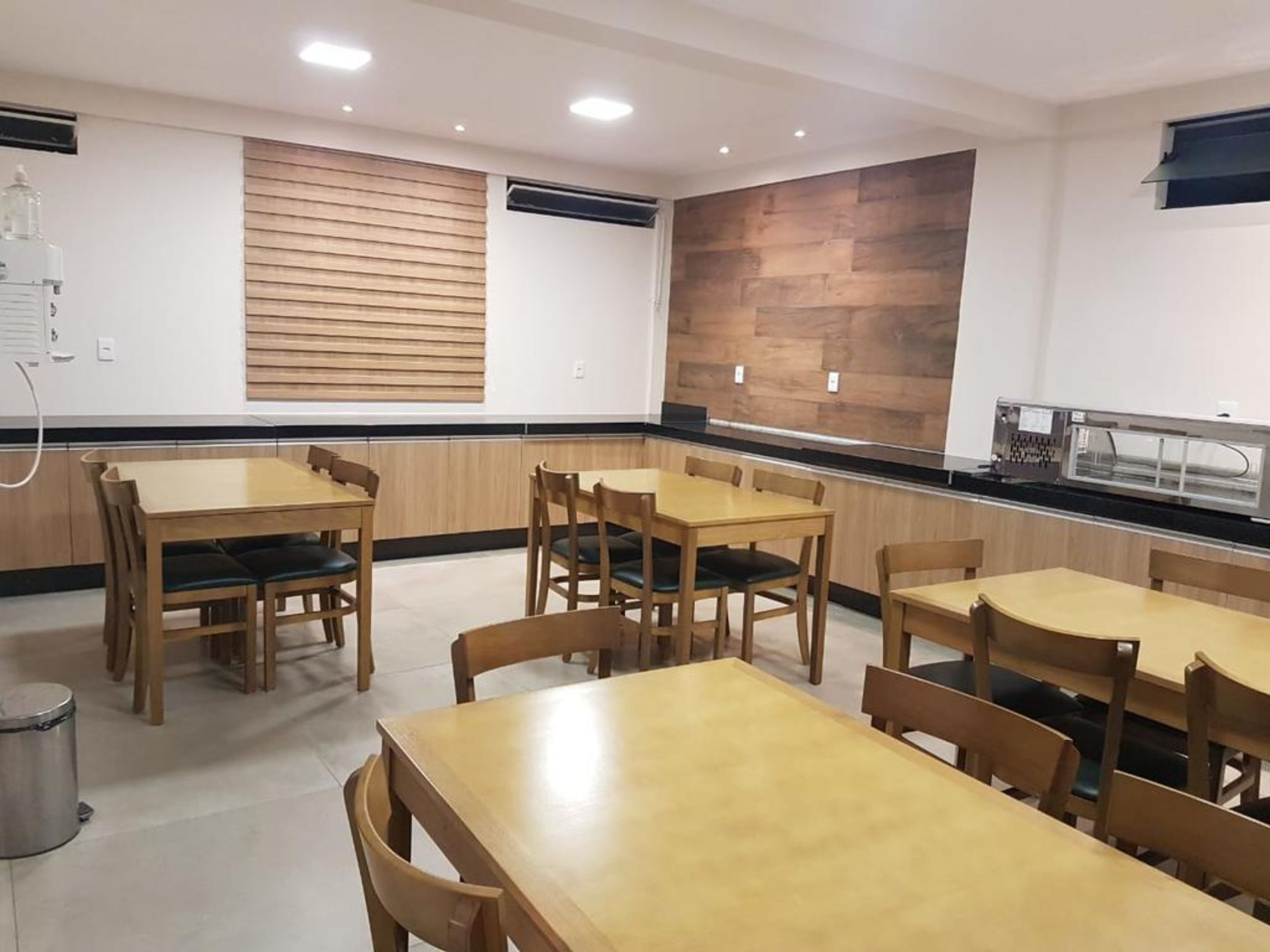 Café da manhã com buffet grátis todos os dias