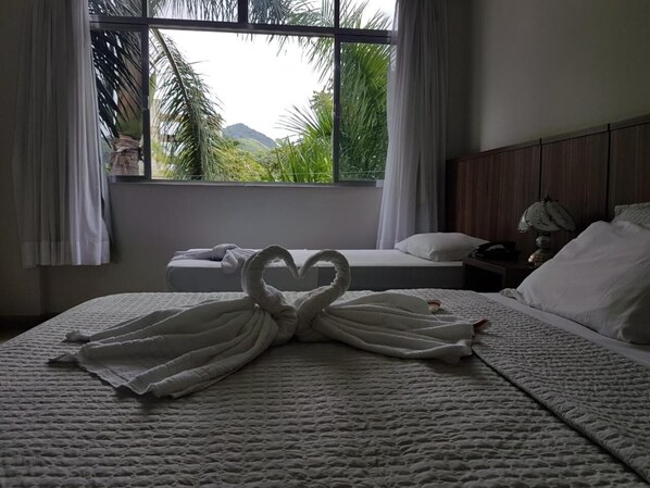 Minibaari, työpöytä, ilmainen Wi-Fi, vuodevaatteet