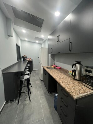 大型冷蔵庫、電子レンジ、コンロ、食器洗い機