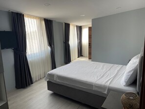 Minibar, skrivbord, ljudisolering och strykjärn/strykbräda