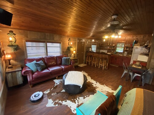 Charming Cowboy Haus I Biker Friendly l Close to River on 8th St. I Hot Tub