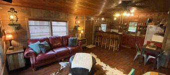 Charming Cowboy Haus I Biker Friendly l Close to River on 8th St. I Hot Tub