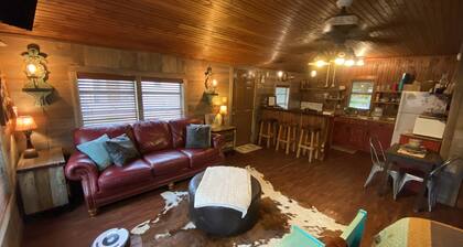 Charming Cowboy Haus I Biker Friendly l Close to River on 8th St. I Hot Tub