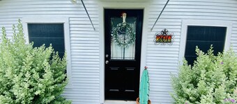 Charming Cowboy Haus I Biker Friendly l Close to River on 8th St. I Hot Tub
