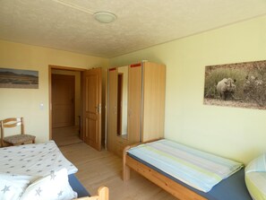 2 slaapkamers, een strijkplank/strijkijzer, gratis wifi, beddengoed