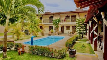Piscina interna, funciona das 8h às 22h, guarda-sóis, espreguiçadeiras