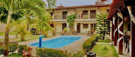 Piscine intérieure, accÚs possible de 8 h à 22 h, parasols