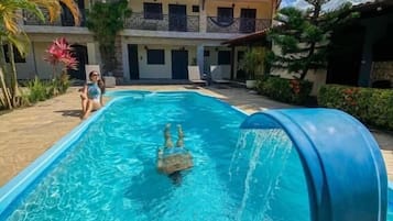 Piscina interna, funciona das 8h às 22h, guarda-sóis, espreguiçadeiras