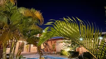 Fachada da propriedade à noite
