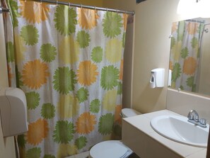 Dusj, håndklær, såpe og sjampo