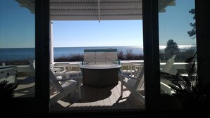 Ein überdachter Außenbereich mit Blick auf das Meer.
