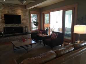 Smart TV, fireplace, DVD player, books - Chesapeake Bay and Lakefront home with Private Beach (Reedville)