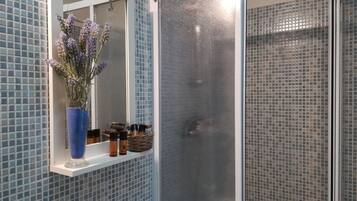 Douche, sĂšche-cheveux, bidet, serviettes fournies