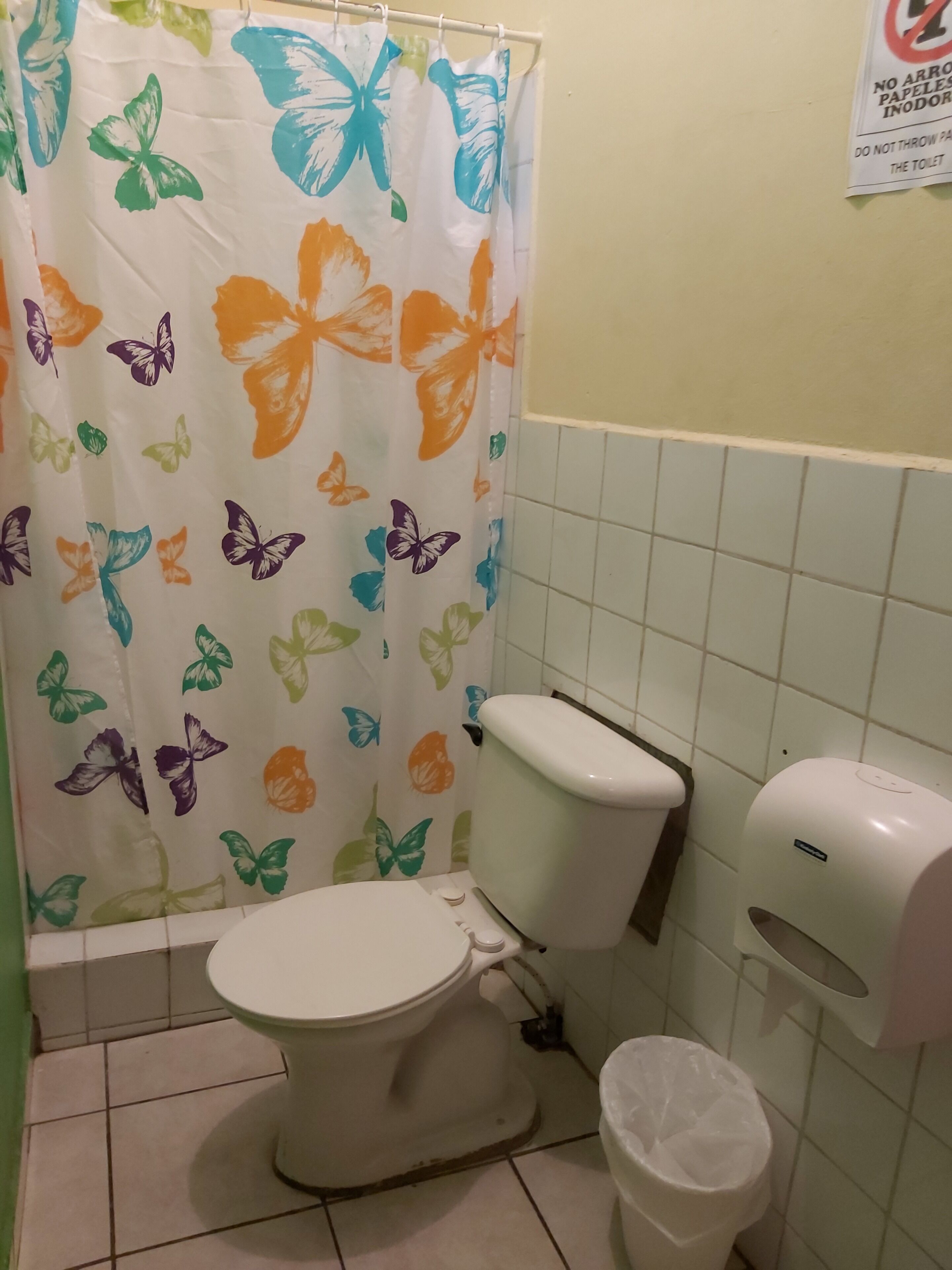 Phòng 3 | Phòng tắm | Buồng tắm vòi sen, khăn tắm, xà phòng, giấy vệ sinh 