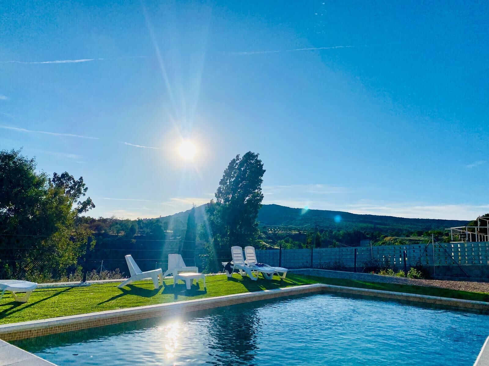 Una piscina al aire libre