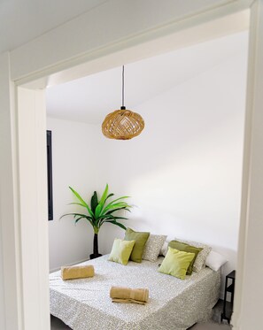 Iron/ironing board, travel cot, bed sheets