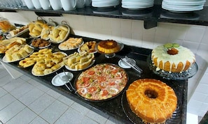 Café da manhã com buffet grátis todos os dias
