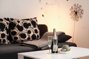 Bloc d'apartaments clàssic, diversos llits, balcó, vistes al jardí | Sala d'estar | Televisor LED de 101 polzades amb canals digitals i Netflix 