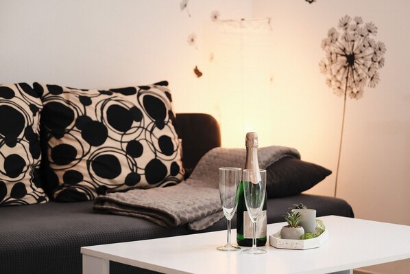 클래식 아파트, 퀸사이즈침대 1개 및 소파베드, 발코니, 정원 전망 | 거실 공간 | 위성 채널 시청이 가능한 103인치 평면 TV, TV