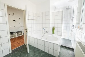 Classic Condo, Multiple Beds, Balcony, Garden View | Bathroom shower - Apartment mit Wohnflair (Essen)