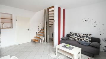 Classic Apartment, 1 Queen Bed with Sofa bed, Balcony, Garden View | Interior detail