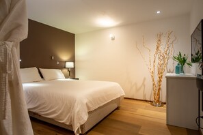 5 bedrooms, desk, iron/ironing board, travel cot