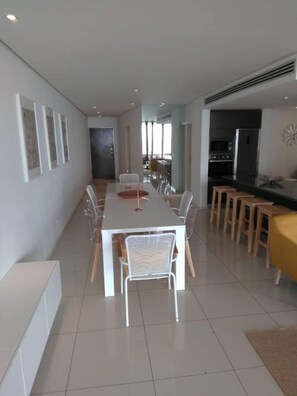 Appartement, 2 chambres | Repas dans la chambre